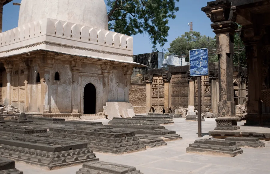 Nizamuddin Family Tombs