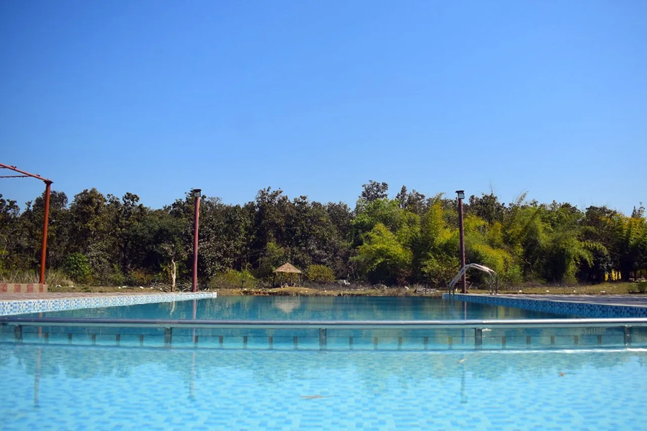 Infinity Pool, Kanha Resort