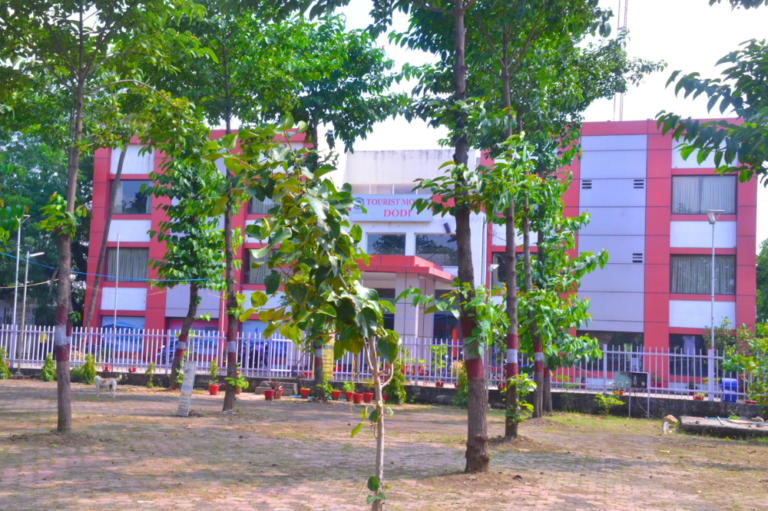 Tourist Motel, Dodi